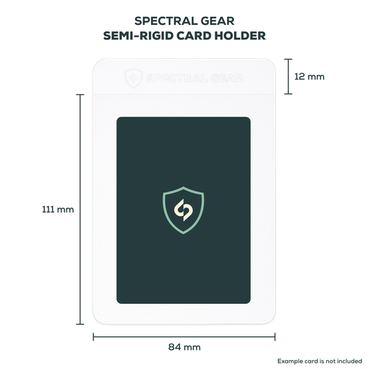 SPECTRAL GEAR Semi-Rigid Card Holder Detailansicht mit Maßen 84 x 111 + 12 mm, Branding Spectral Gear